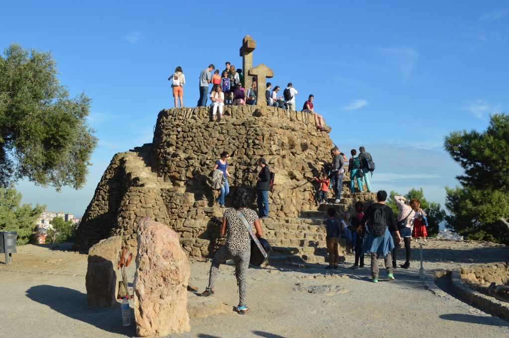 Busker at viewing point in Park Guell